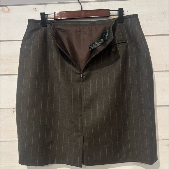 Lauren Ralph Lauren 100%
Worsted Wool Pencil Skirt Size 14
Charcoal Gray Striped - Picture 11 of 11